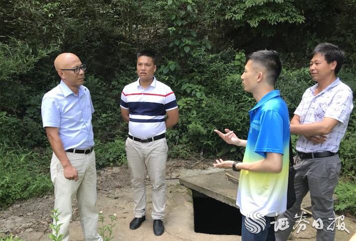 李經(jīng)緯（右二）與中國(guó)太保產(chǎn)險(xiǎn)清遠(yuǎn)中支負(fù)責(zé)人、村干部一道探討村里飲水難問(wèn)題的解決方案.jpg